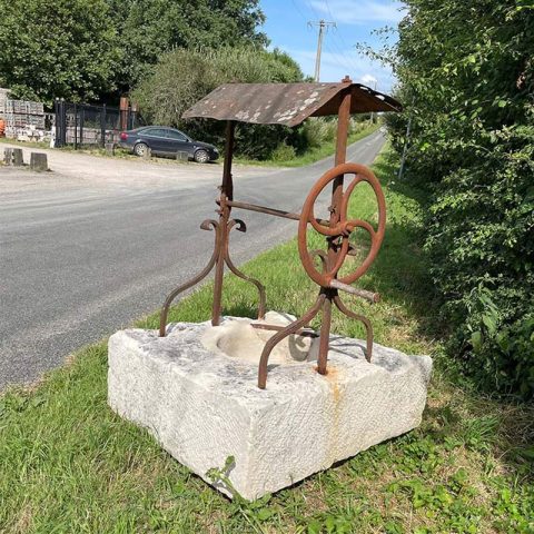 Puits En Pierre Ancien Avec Sa Ferronnerie Bca Mat Riaux