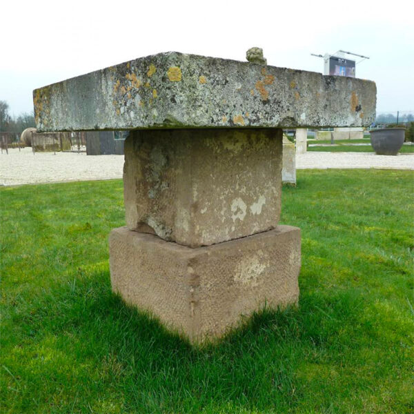 Petite table carrée en pierre