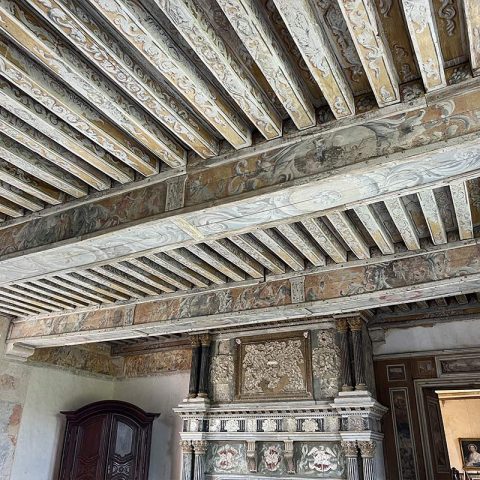 Plafond avec poutres décorées Château de Crosville