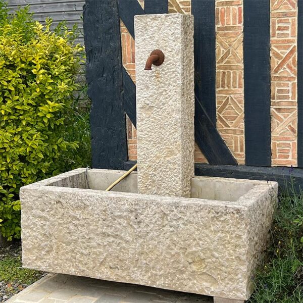 petite fontaine avec bac et colonne piquée