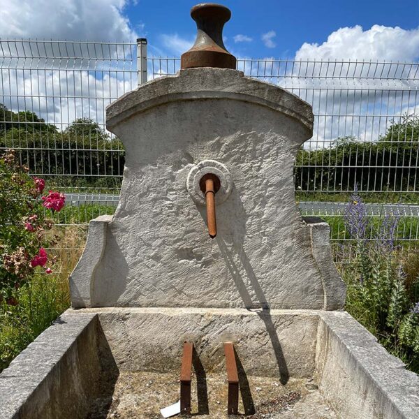 Borne ornementale de la fontaine