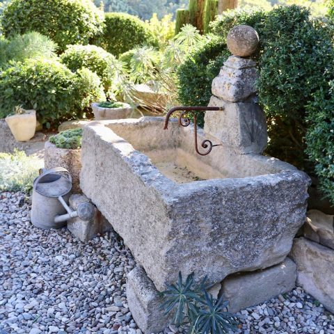 Fontaine en pierre provençale