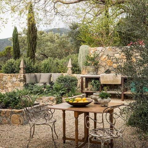 jardin de provence avec mur en pierre