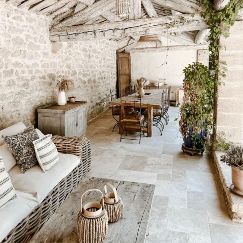 terrasse provençale avec dallage en pierre