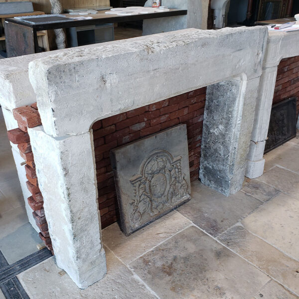 cheminée ancienne en pierre sans décoration