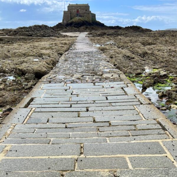 Route pavée à marée basse vers le Fort du Petit Bé à Saint-Malo