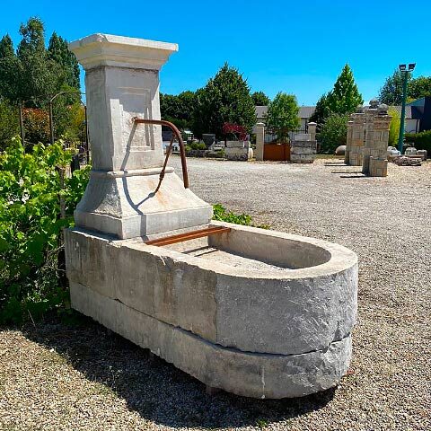 Fontaine en vieille pierre de style directoire