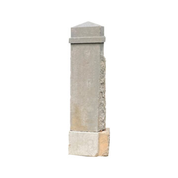 piliers de portail anciens en pierre calcaire