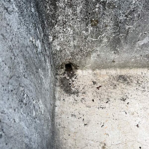 lavoir ancien avec trou de drainage