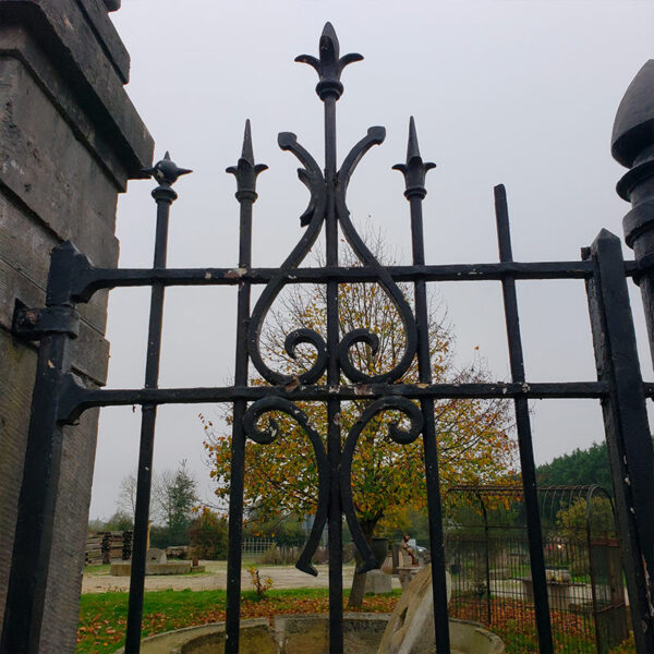 grille avec volutes en fer forgé