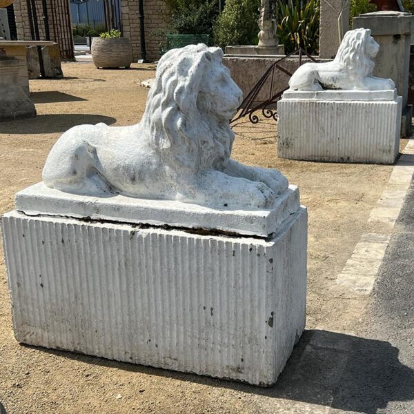 deux statues de lion sur socle