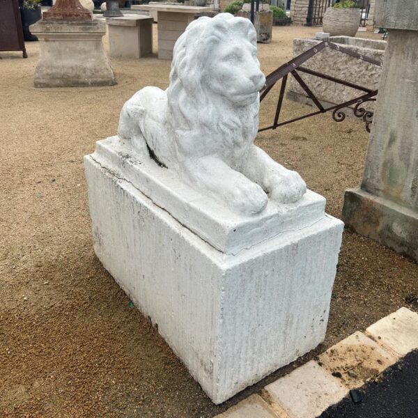 statue de lion en pierre