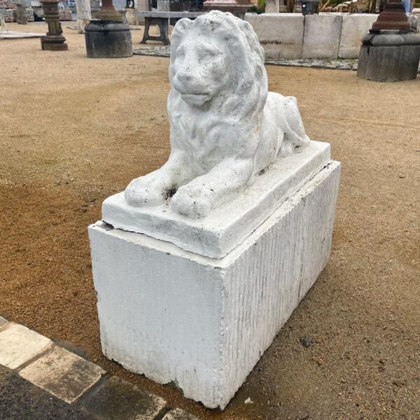 statue représentant un lion sur socle