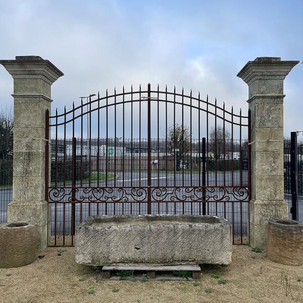 vieux bac en pierre de grande taille