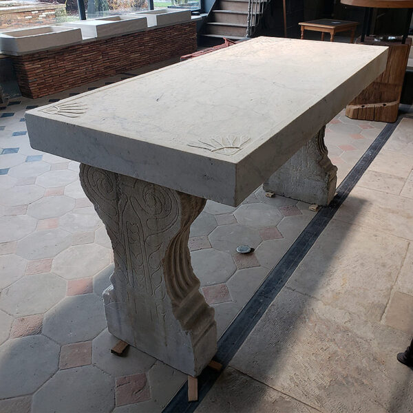 table avec motif sculpté dans les angles