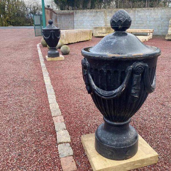 paire de vases anciens en fonte noire